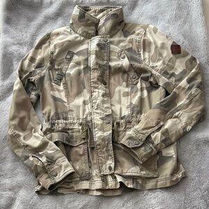 EUC Women’s Hollister Tan/Cream Camouflage Jacket Size L